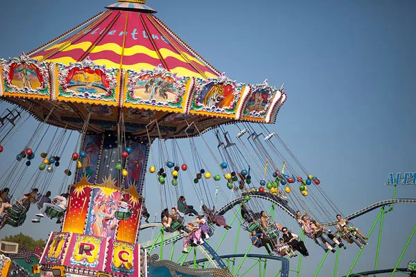 Popularną festiwalową rozrywką są karuzele
