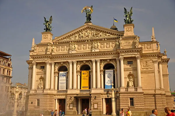 Fasada Lwowskiego Teatru Opery i Baletu z rzeźbami na attyce