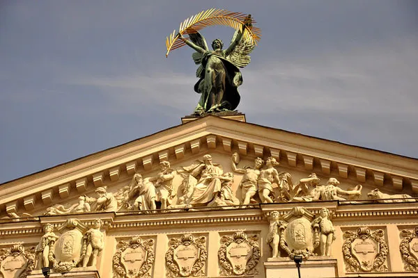 Skrzydlata figura i płaskorzeźby na fasadzie Opery Lwowskiej