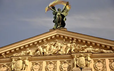 Eklektyczna fasada Opery Lwowskiej z rzeźbami na attyce