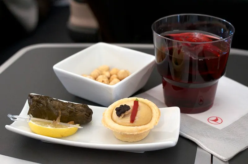 Przekąska w Turkish Airlines z dolmą i orzechami