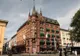 Neogotycka kamienica z wieżyczką i zielonymi markizami w centrum Oslo