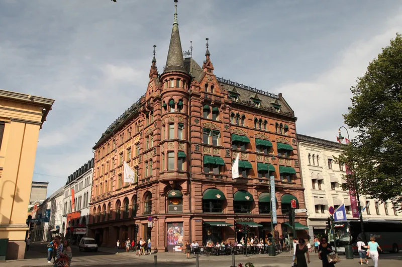 Neogotycka kamienica z wieżyczką w centrum Oslo