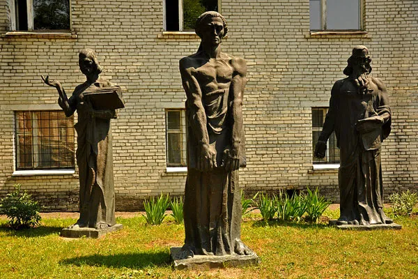 Rzeźby w przypałacowym ogrodzie