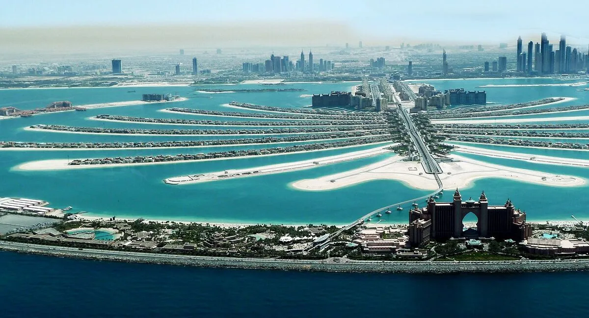 Palm Jumeirah z lotu ptaka – liście palmy z willami, pień z wieżowcami i hotel Atlantis na półksiężycu