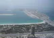 Palm Jumeirah w trakcie budowy, widok z wysoka na plażę, nowe zabudowania i pozostałe sztuczne wyspy