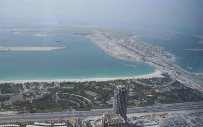 Palm Jumeirah w trakcie budowy, widok z wysoka na plażę, nowe zabudowania i pozostałe sztuczne wyspy