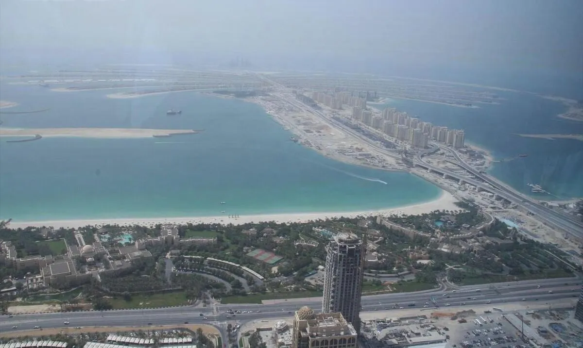 Palm Jumeirah w trakcie budowy, widok z wysoka na plażę, nowe zabudowania i pozostałe sztuczne wyspy