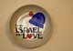 Ceramiczny talerz z jarmułką i napisem „From Israel with love” zawieszony na ścianie