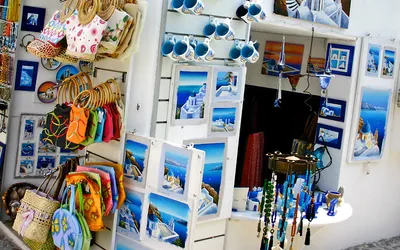 Stoisko z pamiątkami na Santorini