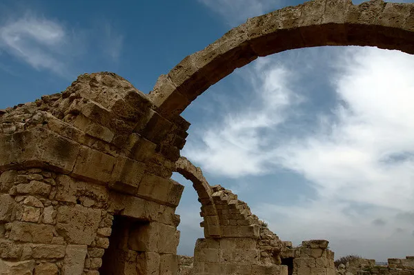 Granitowe kolumny wśród ruin zamku Saranda Kolones, od których pochodzi jego nazwa