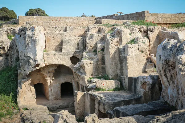 Wykute w skale Groby Królewskie z IV wieku p.n.e. w pobliżu Pafos