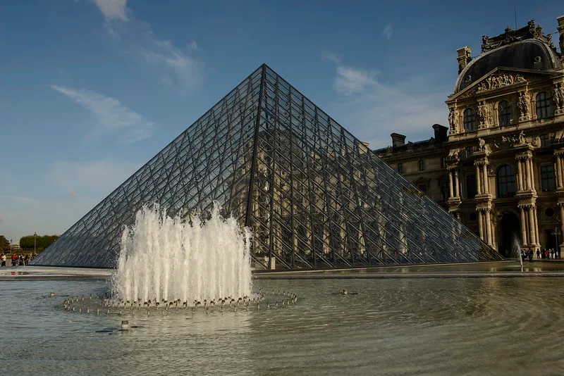 Luwr ze słynną Pyramide du Louvre