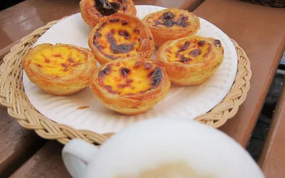 Pasteis de nata — kruche babeczki z kremem budyniowym, symbol lizbońskiej kuchni
