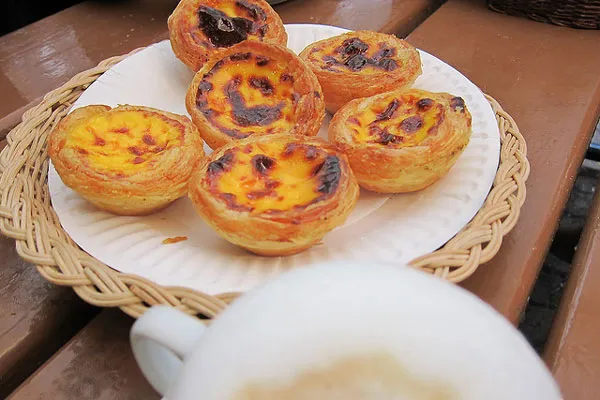 Słynne lizbońskie ciastka z budyniem pasteis de nata