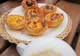 Pasteis de nata — kruche babeczki z kremem budyniowym, symbol lizbońskiej kuchni