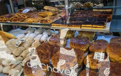 Witryna portugalskiej cukierni pełna ciastek i słodkich wypieków