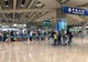 Podróżni w kolejce do kontroli granicznej China Immigration Inspection na lotnisku w Pekinie, obok drogowskaz „Foreigner” dla cudzoziemców