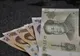 Banknoty chińskich juanów z portretem Mao Zedonga rozłożone w wachlarz