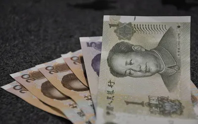 Banknoty chińskich juanów z portretem Mao Zedonga rozłożone w wachlarz