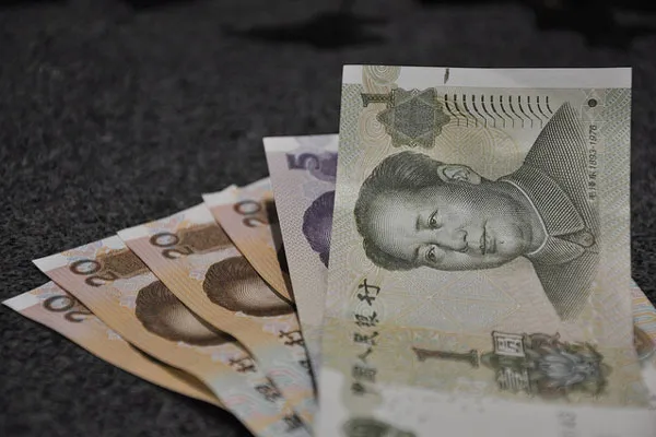 Banknoty juanów z portretem Mao Zedonga