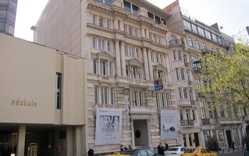 Fasada Muzeum Pera w Stambule, dawnego hotelu Bristol