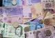Meksykańskie banknoty i monety peso rozłożone na stole