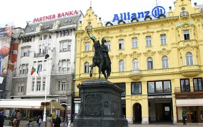 Konny pomnik bana Josipa Jelačića z uniesioną szablą na placu w Zagrzebiu