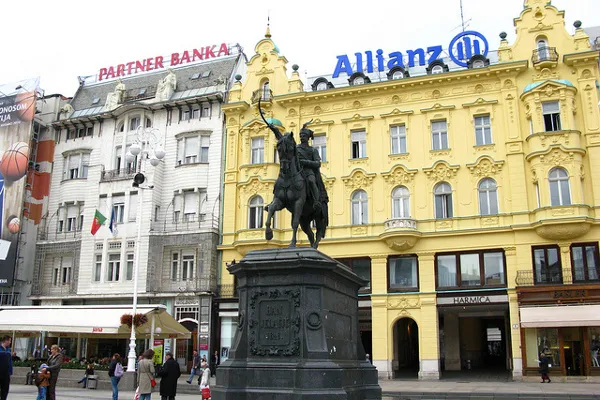 Konny pomnik bana Josipa Jelačića z uniesioną szablą na placu w Zagrzebiu