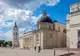Plac Katedralny w Wilnie z białą katedrą i dzwonnicą