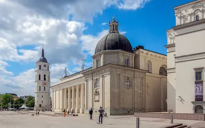 Plac Katedralny w Wilnie z białą katedrą i dzwonnicą