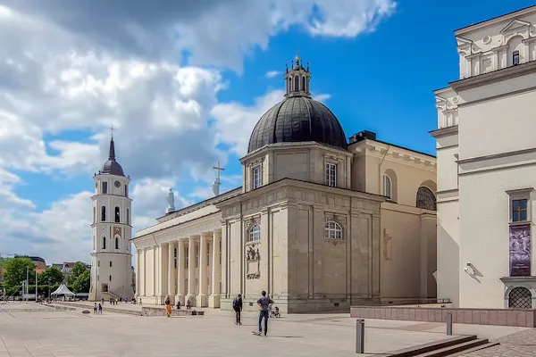 Plac Katedralny w Wilnie z białą katedrą i dzwonnicą