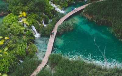 Jeziora i wodospady Parku Narodowego Jezior Plitwickich z lotu ptaka