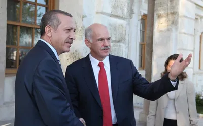 Recep Tayyip Erdoğan (po lewej) podczas spotkania z premierem Grecji
