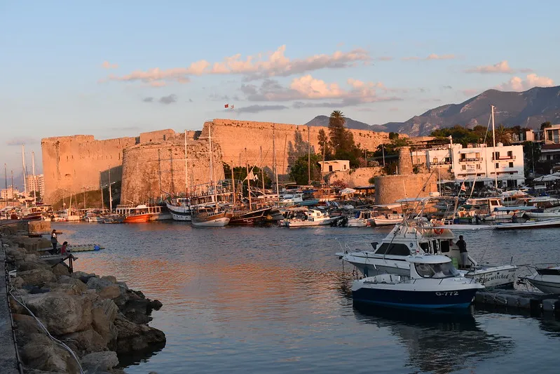 Kyreński port z górami w tle