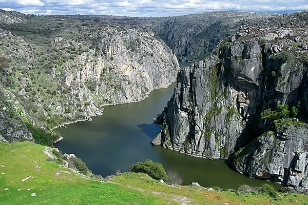 Krajobraz z rzeką Douro (hiszp. Duero) płynącą w głębokiej dolinie