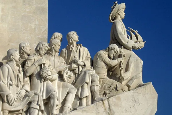 Henryk Żeglarz z karawelą i posągi odkrywców na Pomniku Odkrywców w Lizbonie