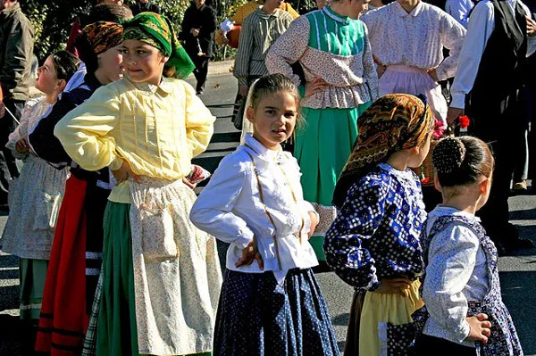 Dziewczynki w tradycyjnych strojach ludowych na ulicy w Portugalii