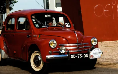 Zabytkowy Renault 4 CV zaparkowany na ulicy w Oeiras
