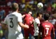 Piłkarz Portugalii w czerwonej koszulce i rywal z Niemiec walczą o piłkę głową w meczu igrzysk w Rio 2016