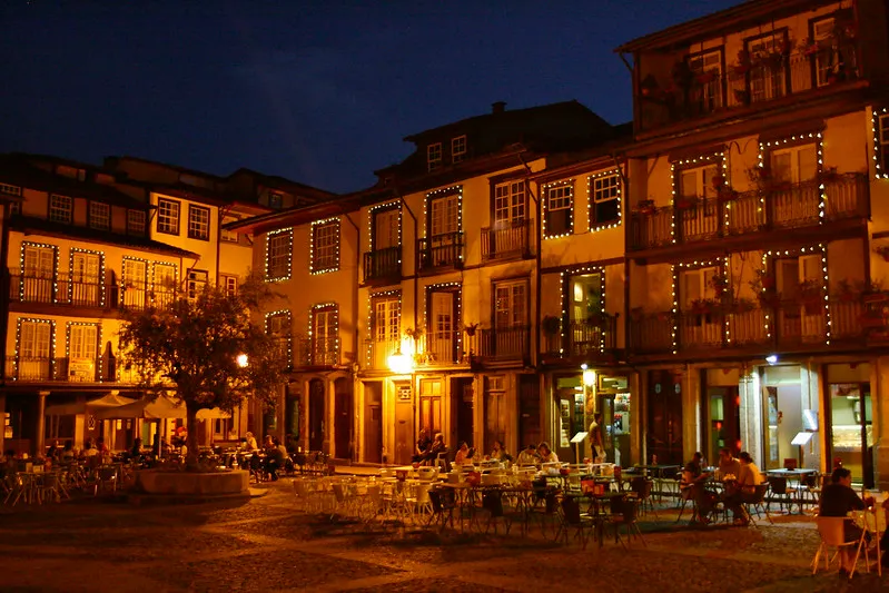 Praça da Oliveira w historycznym centrum Guimarães