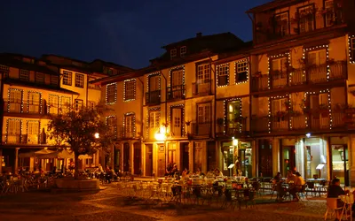 Praça da Oliveira w historycznym centrum Guimarães