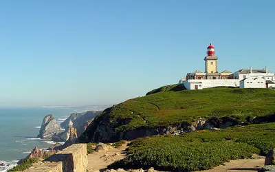 Latarnia morska na przylądku Cabo da Roca nad Atlantykiem