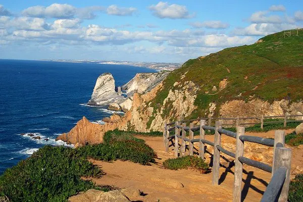 Drewniana barierka wzdłuż ścieżki na klifach Cabo da Roca nad Atlantykiem