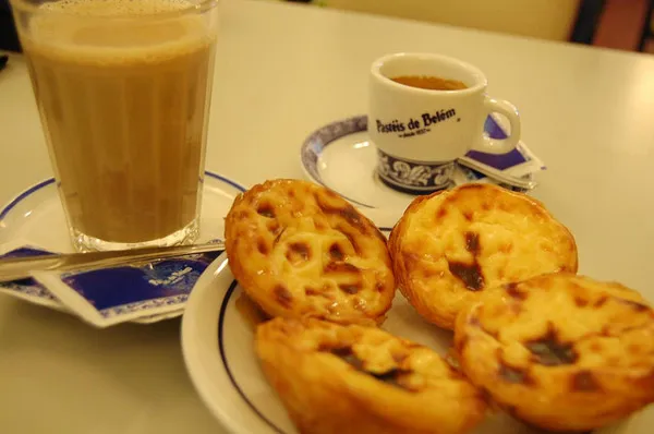 Pastéis de Belém, czyli babeczki z kremem budyniowym, i kawa w cukierni w Belém