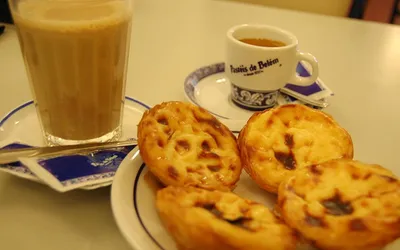 Pastéis de Belém, czyli babeczki z kremem budyniowym, i kawa w cukierni w Belém