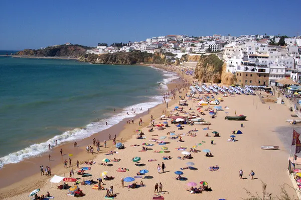Słoneczna plaża w Algarve