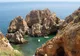 Skalne formacje i turkusowa zatoka z łodziami na wybrzeżu Algarve