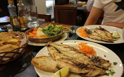 Grillowana ryba z warzywami i pieczywem w restauracji w Lizbonie