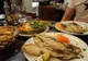 Grillowana ryba z warzywami i pieczywem w restauracji w Lizbonie